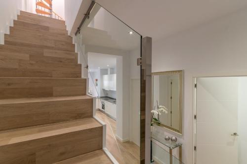 eine Treppe in einem Haus mit Holzböden in der Unterkunft Palma -2702 Mallorca in Palma de Mallorca