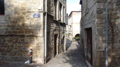 eine Gasse in einem alten Steingebäude mit einer Straße in der Unterkunft Studio en plein centre des Vans in Les Vans