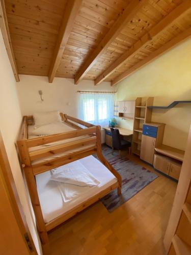 Zimmer mit 2 Etagenbetten und einem Schreibtisch in der Unterkunft Ferienwohnung Mark-Oehmen in Imst