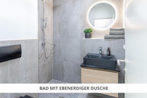 een badkamer met een wastafel en een spiegel bij Apartment Wahnfried No4 - Zentral wohnen mit Küche und Duschbad, Parkplatz, 300m zur Fussgängerzone in Bayreuth