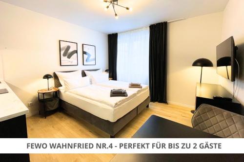 a hotel room with a bed and a couch at Apartment Wahnfried No4 - Zentral wohnen mit Küche und Duschbad, Parkplatz, 300m zur Fussgängerzone in Bayreuth