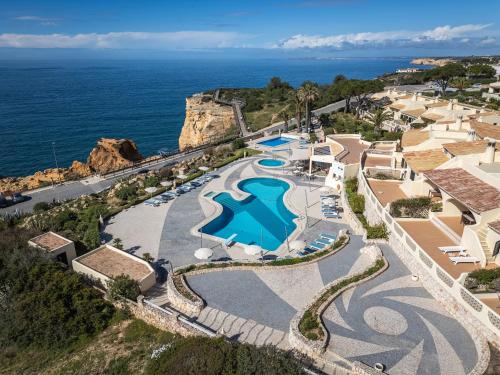 uma vista aérea de um resort com o oceano em Algar Seco Parque em Carvoeiro