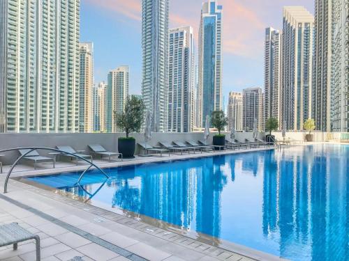 Bazén v ubytování Downtown Flat Burj Khalifaoperametro-sleeps 3! nebo v jeho okolí
