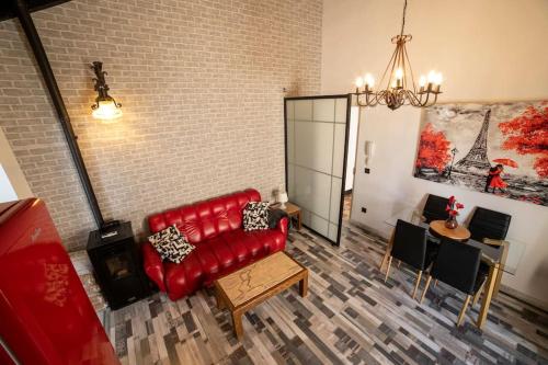 sala de estar con sofá rojo y mesa en Apartamento Rojo, en Ateca