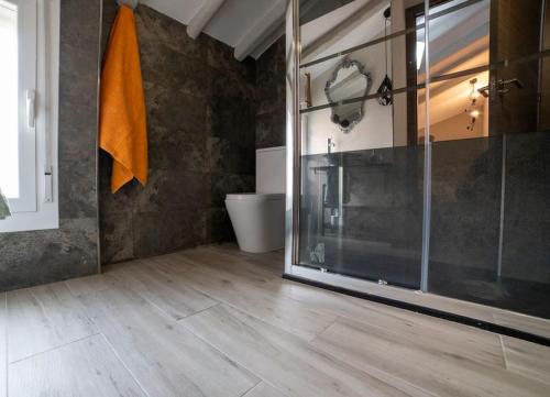 a bathroom with a glass shower and a toilet at Apartamento Rojo in Ateca