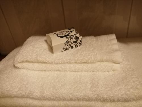 een doos bovenop een stapel handdoeken bij Good Sleep in Santarém