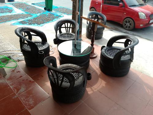 eine Gruppe schwarzer Reifen, die um einen Tisch sitzen in der Unterkunft Birds Nest 2.0 in Kampot