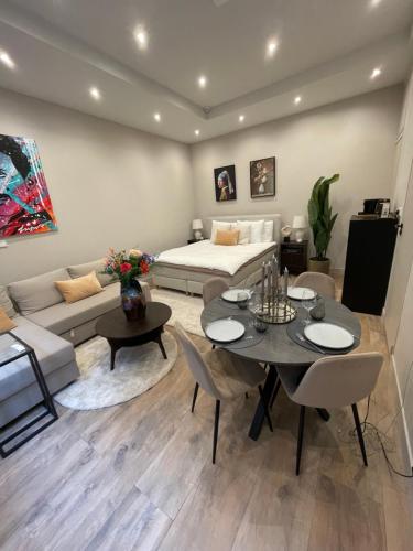 a living room with a bed and a table and chairs at Amsterdam Grachtenappartement in Amsterdam