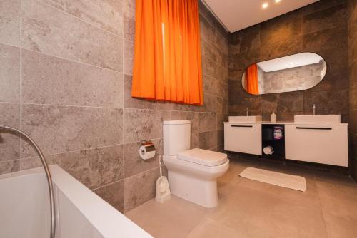ein Badezimmer mit einem WC und einer Badewanne in der Unterkunft Swieqi 3 bedroom apartment 1 in Is-Swieqi