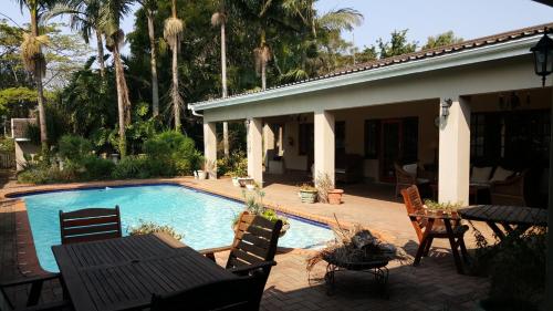 Бассейн в Brackens Guest House или поблизости