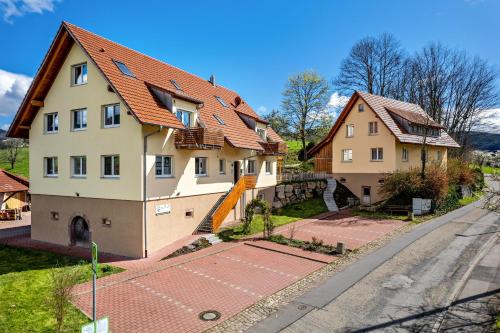 ein Haus mit einem Tennisplatz davor in der Unterkunft Ferienhof Vordere Alm in Oberkirch