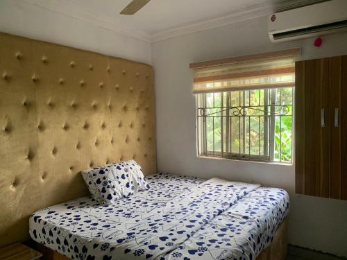 um quarto com uma cama e uma janela em New Travellers Lodge Sangotedo Lagos em Lekki