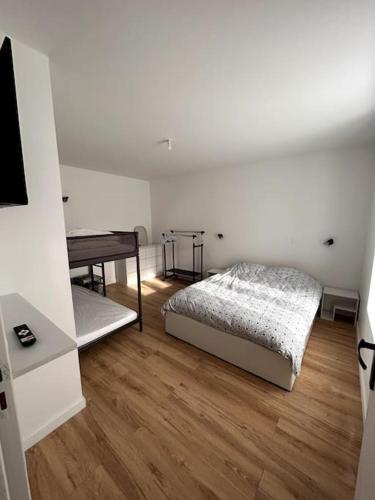 ein Schlafzimmer mit zwei Betten und einem Tisch darin in der Unterkunft Appartement 4/6 personnes - Cornimont in Cornimont