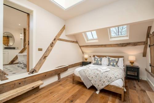 a bedroom with a bed and a bathroom at Pass the Keys Merlin’s stables-country retreat in Brill