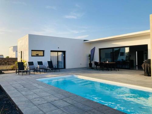 Villa TEMPO Stylish 3 bedroom villa with pool