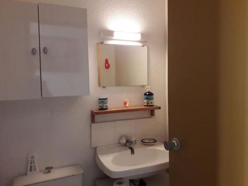 une salle de bain avec un lavabo, des toilettes et un miroir dans l'établissement Studio en front de mer - 3256, à Soulac-sur-Mer