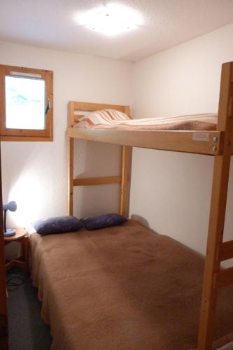 une chambre avec deux lits superposés et une fenêtre dans l'établissement Appartement centre d'Arêches, 4 personnes, 1 chambre - VLI29, à Beaufort