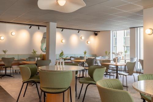 comedor con mesas y sillas en Comfort Hotel Park, en Trondheim