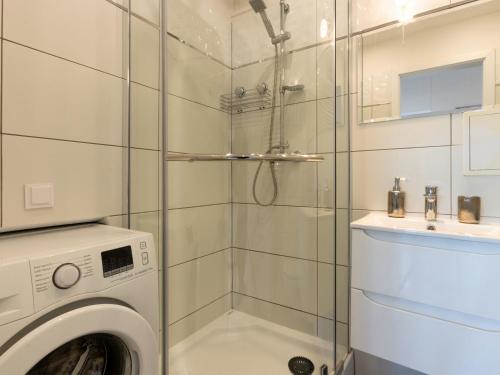 a washing machine in a bathroom with a shower at Mieszkanie Sopot Blue - ACCO RENT in Sopot