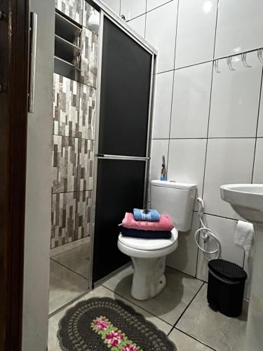 W łazience znajduje się toaleta, umywalka i prysznic. w obiekcie Pousada e Hotel Italian Garden House w mieście Campo Grande