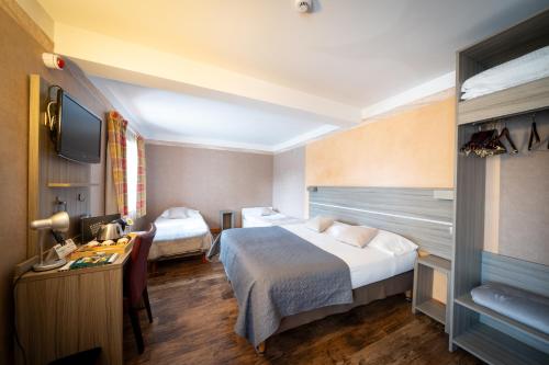 ヌヴェールにあるAu Relais Nivernaisのベッド2台とテレビが備わるホテルルームです。