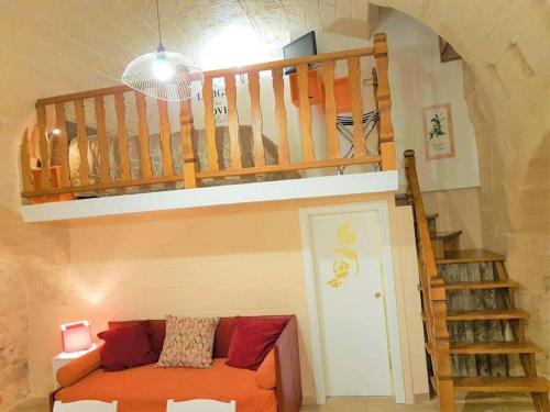 uma sala de estar com uma escada e um sofá em More Apartments The Castle em Bari