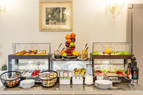 a buffet filled with food and bowls of fruit at Hotel Palazzina Sardi in Venice