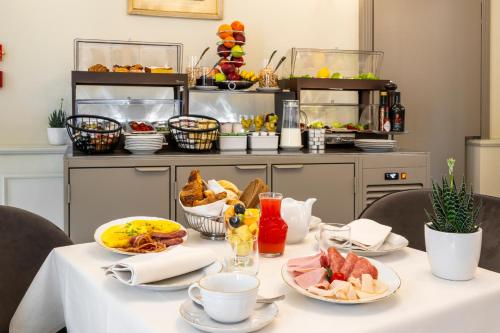 a table with food on it with plates of food at Hotel Palazzina Sardi in Venice