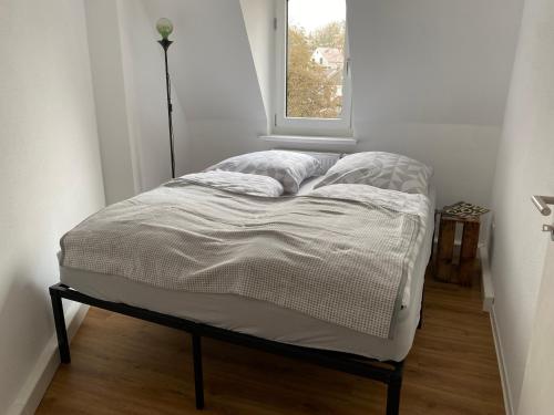 a bed in a room with a window at Stilvolles Appartement im Herzen Bambergs in Bamberg