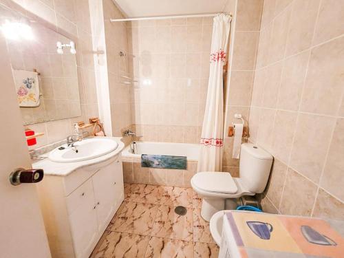 Un baño con lavabo, inodoro y bañera. en Zoco, en San Javier