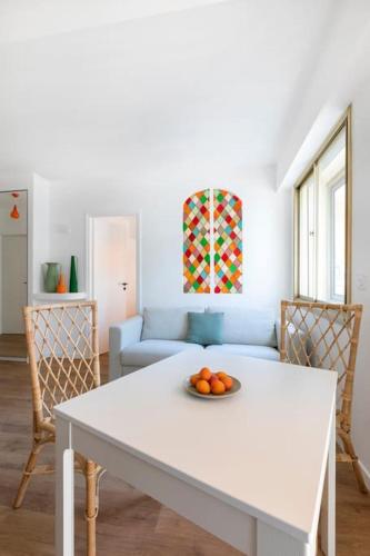 - un salon doté d'une table blanche avec des oranges dans l'établissement L2 2P Molière Balcons/AC/Wifi/5mins Tram & 10mins Mer, à Nice