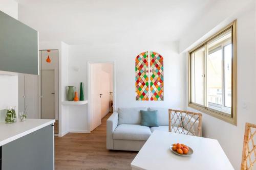 une cuisine et un salon avec une table et un canapé dans l'établissement L2 2P Molière Balcons/AC/Wifi/5mins Tram & 10mins Mer, à Nice