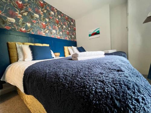 Last minute discounts City Centre Business في بلايموث: غرفة نوم مع سرير كبير مع اللوح الأمامي الأزرق