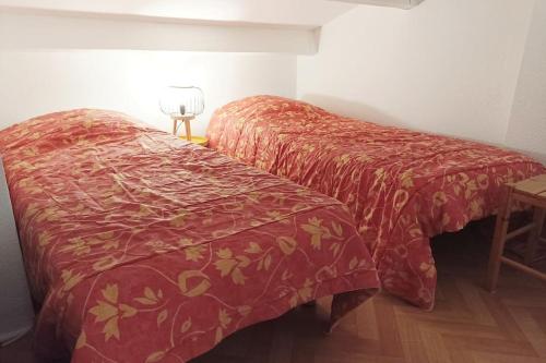 deux lits côte à côte dans une pièce dans l'établissement La lagune plein écran, à Sète