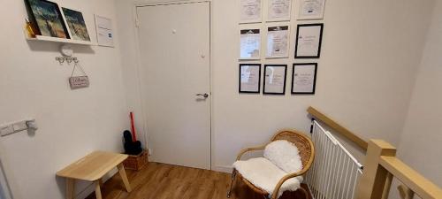 um quarto com uma escada com uma cadeira e uma mesa em Bed&Breakfast Kamersven em Maarheeze