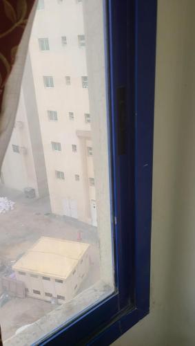 una finestra con vista su un edificio di APPLE HOME STAY a Sharjah