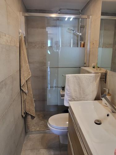 une salle de bain avec toilettes, lavabo et douche dans l'établissement Promenade des Anglais, à Nice