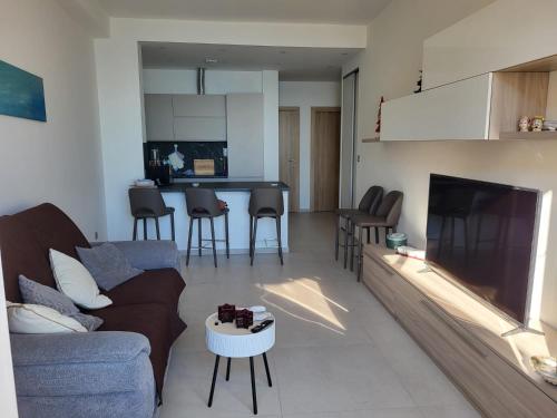 un salon avec un canapé et une table dans l'établissement Promenade des Anglais, à Nice