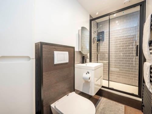 W łazience znajduje się toaleta i przeszklony prysznic. w obiekcie London Industrial 1 bedroom Apartment Camberwell Pass the Keys w Londynie