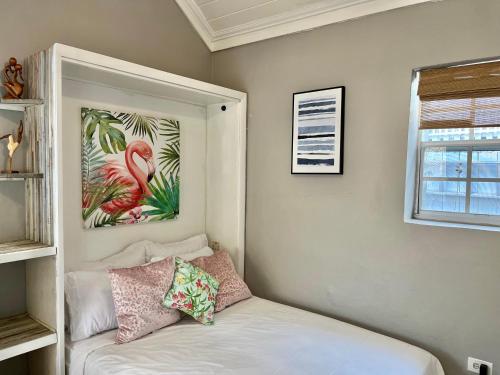 Кровать или кровати в номере Downtown Nassau Oasis Unit 3