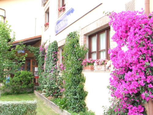 a building with flowers on the side of it at Posada rural el rincón de Cabrojo in Cabrojo