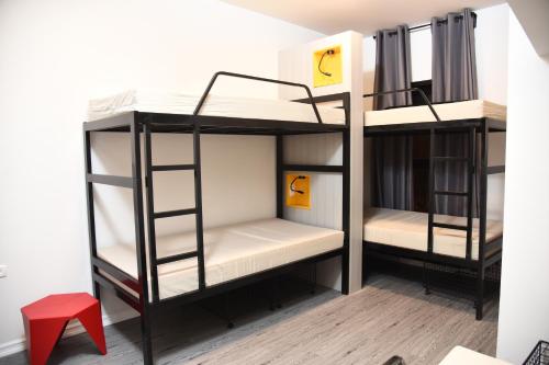 Двухъярусная кровать или двухъярусные кровати в номере Cinema Capsules