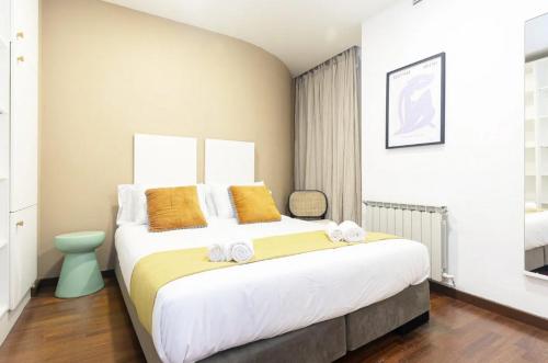 - une chambre avec un grand lit et des serviettes dans l'établissement Appartamento a Cremona con WI-FI, à Crémone