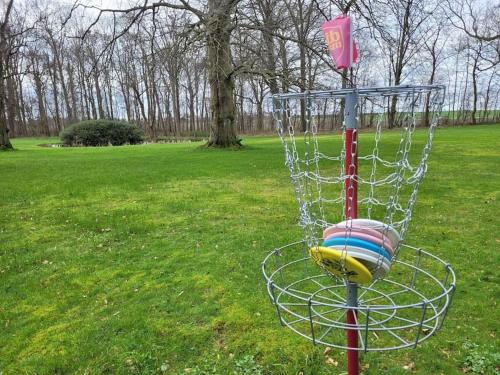 a goal with a frisbee in the middle of a field at Privat lejlighed på landejendommen Frederiks-Eg in Herlufmagle