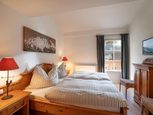 Schlafzimmer mit einem Bett, einem Schreibtisch und einem Fenster in der Unterkunft Appartement Hintermitterast in Kirchberg in Tirol