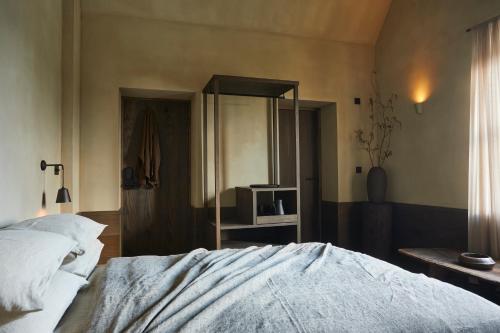 ein Schlafzimmer mit einem Bett und einem Schrank mit einer Mikrowelle in der Unterkunft The Penny Bun in Otley