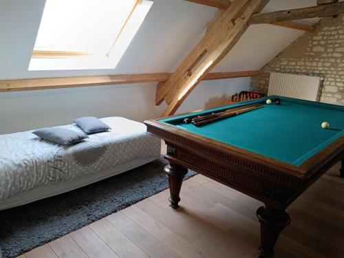 Zimmer mit einem Billardtisch im Dachgeschoss in der Unterkunft Maison Champêtre Huez in Faux-Villecerf