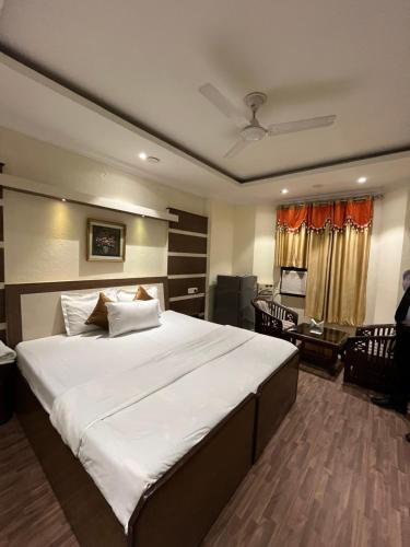 Een bed of bedden in een kamer bij Hotel Vasu International