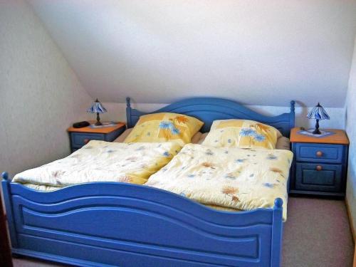1 dormitorio con 2 camas y 2 mesitas de noche en Ostfrieslandtraum-mit-Kamin-und-Wintergarten en Dornumersiel