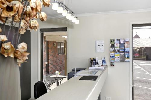 an office with a long counter and a window at Elm Tree Motel in Warrnambool
